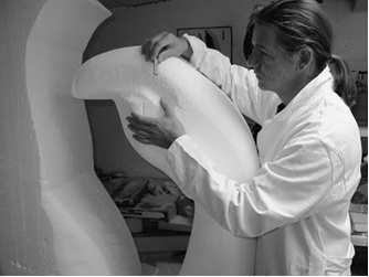 Le sculpteur Doris VALERIO (France).