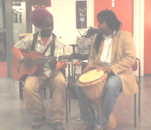 Les musiciens et poètes Cherif (à la guitare) et Bikouta Nkaoulou (à la percussion) lors d'une performance poétique et musicale le 24 septembre 2016 à Groningen.