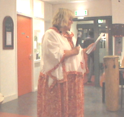 La poétesse Néerlandaise Sabine Hubert lisant son poème en public pendant le WUACADEMIA DINER POÉTIQUE de 24 septembre 2016. (Photo de Bikouta).