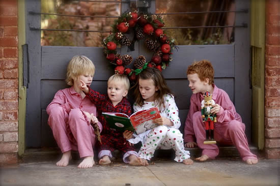 Four children reading the book How the Grinch Stole Christmas! by Dr. Seuss. Quatre enfants lisant le livre du Dr. Seuss' intitulé Comment le Grinch a volé Noël ! Photo by scbailey