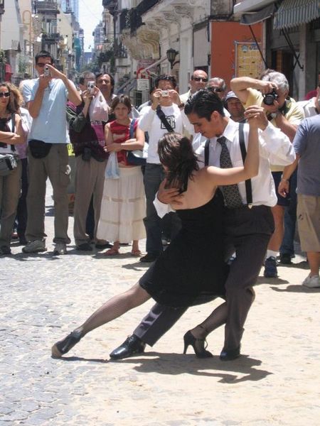 Argentinian tango in the streets of San Telmo, Buenos Aires. Photo by Anouchka Unel