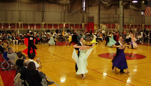 Standard dancing (prechampionship final) at the 2006 MIT Ballroom Dance Competition, author of the photo: Nathaniel C. Sheetz.