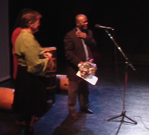 Saskia Nieboer, Bikouta et Mangobo Dave Peti Mpeya recevant son Grand Prix du 13eme Art pour l 'ensemble de son oeuvre