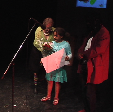 La jeune poétesse Zola recevant son prix spécial juin 2007