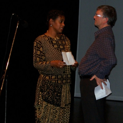 Erna Emmanuel (presentatrice) et le romancier anglais Geoff Nerlder (Prix d'argent -juillet 2007- roman