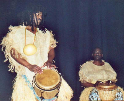 Les maîtres Percussionistes Bikouta Nkaoulou (jouant un ngoma, ancetre du conga) et Papy Kinkela Nzaou, jouant le djembé.