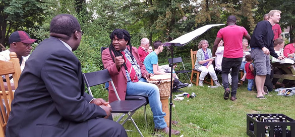 Joute poésiphilosophique amicale entre le poète philosophe Bikouta Nkaoulou (Wuacademia) et le pasteur Daniel Mizele, pendant le barbecue poésiphilosdophie du 3 juin 2017 à Groningen. Bikouta avec le djembe.