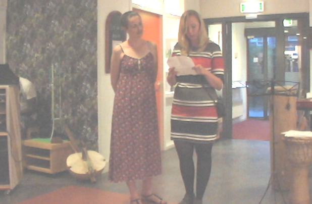 Deux poétesse de Groningen lisant le poème du célèbre Rutger Kopland.