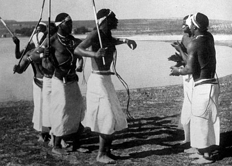 Umteyo (Shaking Dance). (Source photo: African Dances of the Witwatersrand Gold Mines by High Tracey 1952)