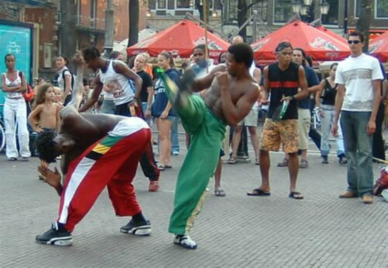 Capoeira dans la rue à Amsterdam. Capoeira in the street in Amsterdam. Photo by Herr Klugbeisser.