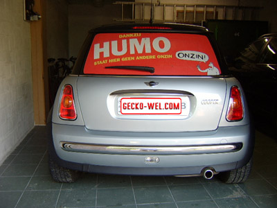Reclame voor het weekblad Humo achterop een Mini.
