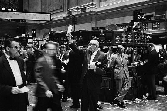 Salle de marché du NYSE avant l’introduction des écrans et de la cotation électronique (Photograph shows stock brokers working at the New York Stock Exchange)