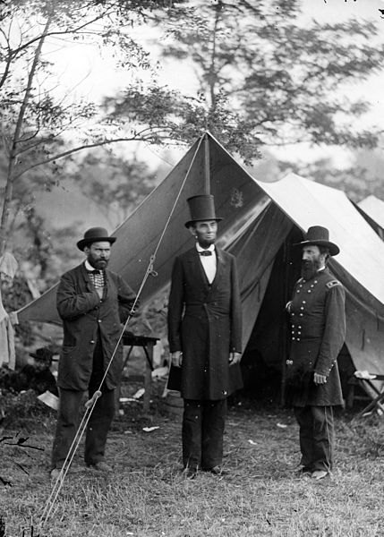 Allan Pinkerton (links), President Lincoln (midden) en general Mc Clernand (rechts). (3 oktobor 1862 in Maryland).