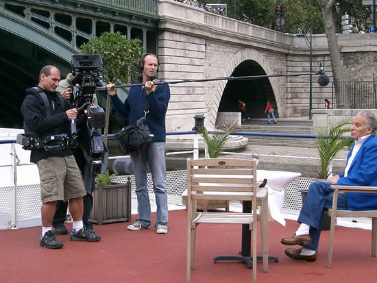 Equipe de tournage d'un court métrage à Paris, bateau sur la Seine (perchman - cadreur/camera operator - comédien), septembre 2007. Photo de PRA.
