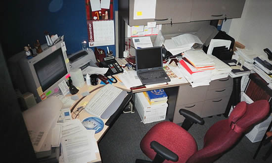 Een bureau op een kantoor. A typical busy North American cubicle-type office. Photograph AlainV (pd).