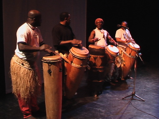 Les percussionistes Aziz Soupou, Philip, Ebende et Kabisa Baleji Joly du Ballet Bikouta 