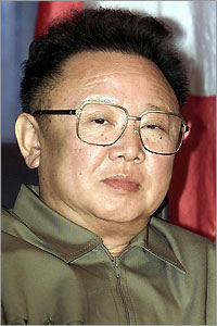 Kim Jong-il, Président de la Corée du Nord, President of North Korea (Chairman of the National Defense Commission, Supreme Commander of the Korean People's Army, and General Secretary of the Workers' Party of Korea)